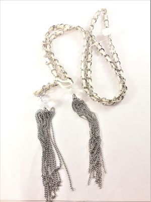 Öppet halsband med tofs i vitt