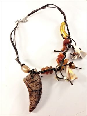 Kort halsband med detaljer i sten och snäckor