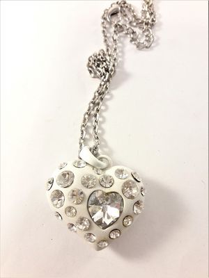 Halsband med hjärta i vitt och glittrande strass