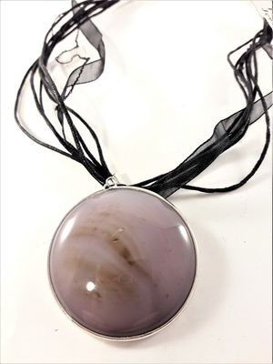 Flerradigt halsband med svart rem och lila runt hänge