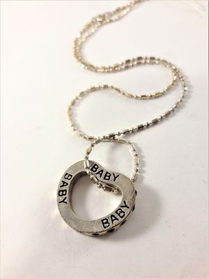 Halsband med hjärta och små stenar i silverfärg