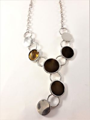 Halsband med runda detaljer i silverfärg och brunt