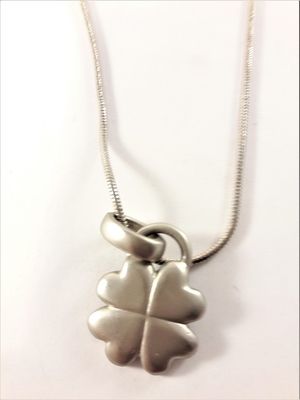 Halsband med blomma i silverfärg