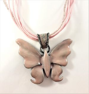 Flerradigt halsband i rosa med glittrande fjäril