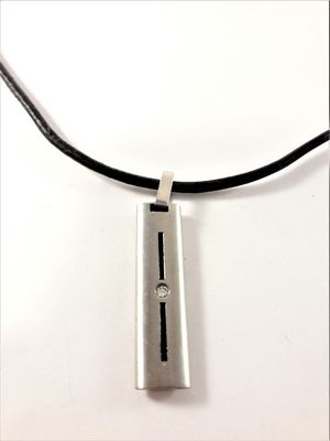 Halsband i svart med hänge och liten sten i silverfärg