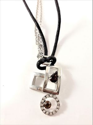 Halsband i svart med silverfärgade detaljer och strass