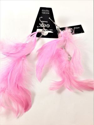 Örhängen med rosa fjädrar