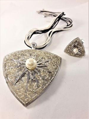 Set med halsband och ring, i vitt med strass och pärlor