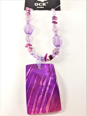 Halsband med lila detaljer och snäckskal