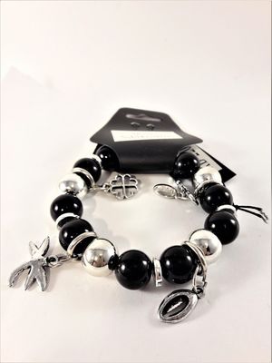 Armband i svart och silverfärg med söta berlocker