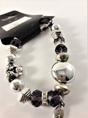 Armband med Pärlor Lila och Söta Silverfärgade Berlocker