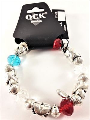 Armband med Pärlor Grön och Röd och Slverfärgade Detaljer