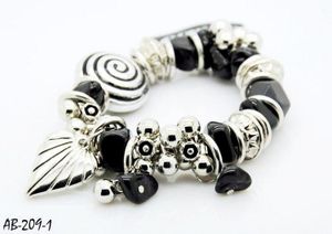 Armband med fina Detaljer Svart och Silverfärg