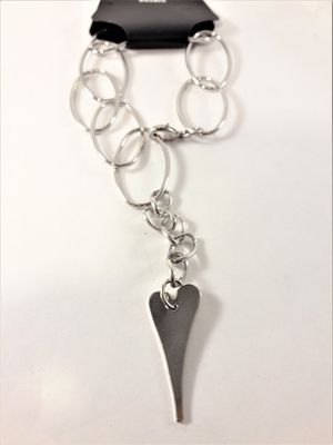 Armband med Smala Silverfärgade Länkar och Hjärta som Berlock