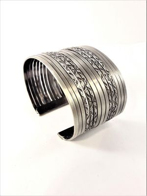 Genombrutet Stelt Armband Silverfärg
