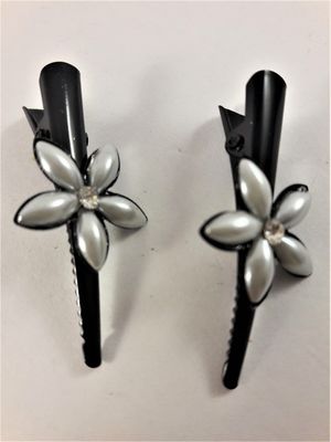 Hårklämma med vitblomma