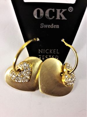 Guldfärgade örhängen, hjärtformade med hjärta i strass