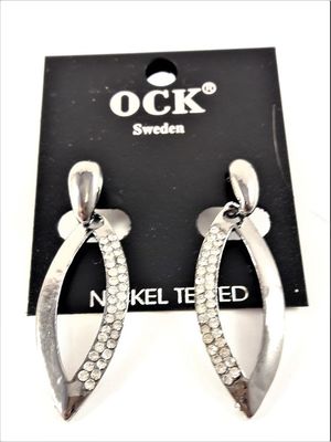 Örhängen med silverfärgade och strassprydda ovaler
