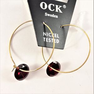 Örhängen med Guldfärgad Ring och Röda Detaljer