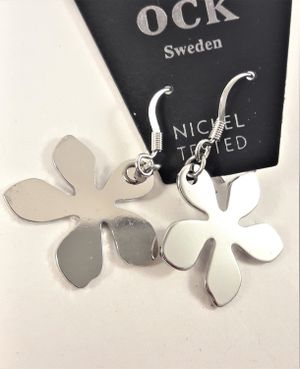 Örhängen i Stål med Flikig Blomma som Hänge Silverfärg