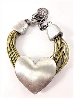 Armband med Ljusgröna Trådar och Silverfärgat Hjärta