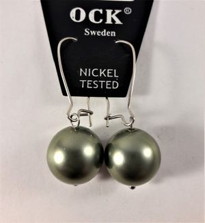 Örhängen med Pärla Grön ca 13 mm