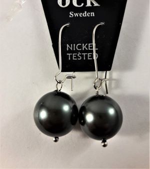 Örhängen med Pärla Blågrön ca 13 mm