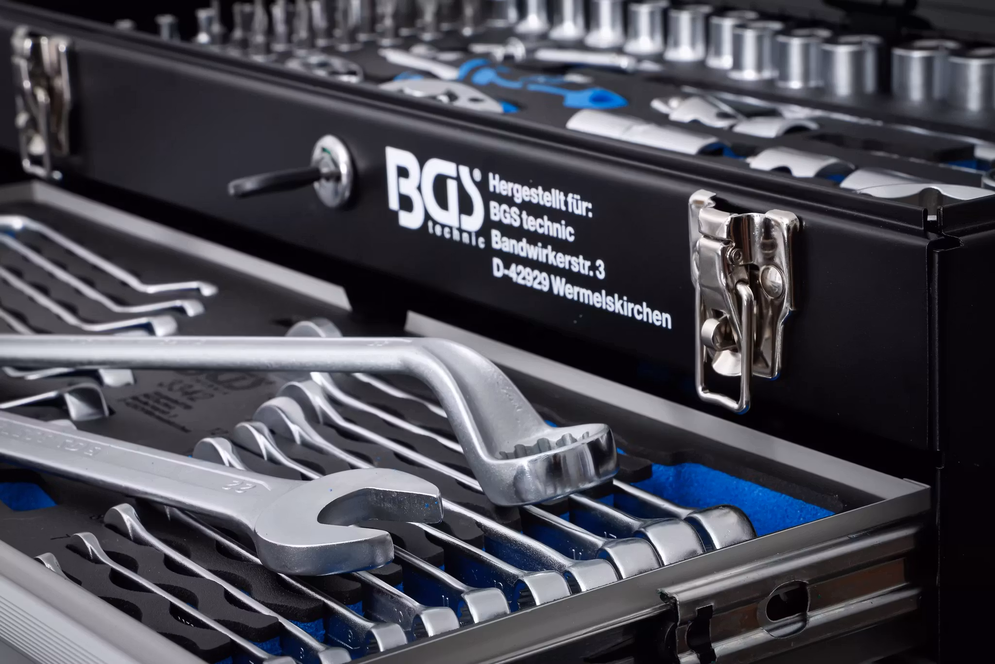 Verktygsväska i metall med 143 Verktyg