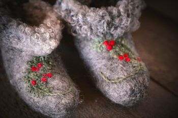 Tovade ulltossor med broderat mönster