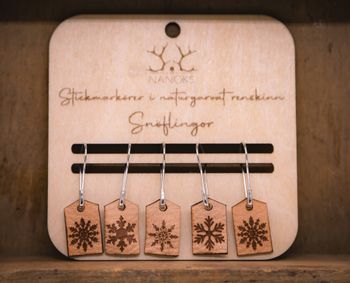 Stickmarkörer i renskinn, snöflingor