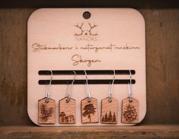 Stickmarkörer i renskinn, skogen