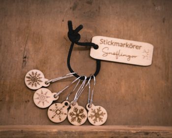Stickmarkörer i trä, snöflingor