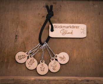 Stickmarkörer i trä, blad
