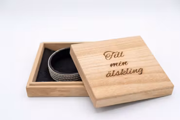 Presentask i trä - med personlig gravyr