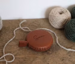 Måttband i renskinn med personlig gravyr