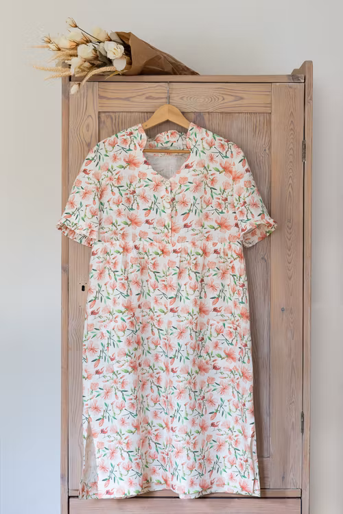 Klänning Tilda i GOTS certifierat linne. Det vackra blommönstret  kommer från en original akvarellmålning av Anna Hedeklint. Klänningen sys i Sverige.