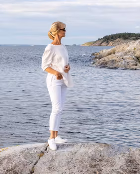 Blus Evelina i GOTS certifierat linne.  Blusen sys i Sverige.