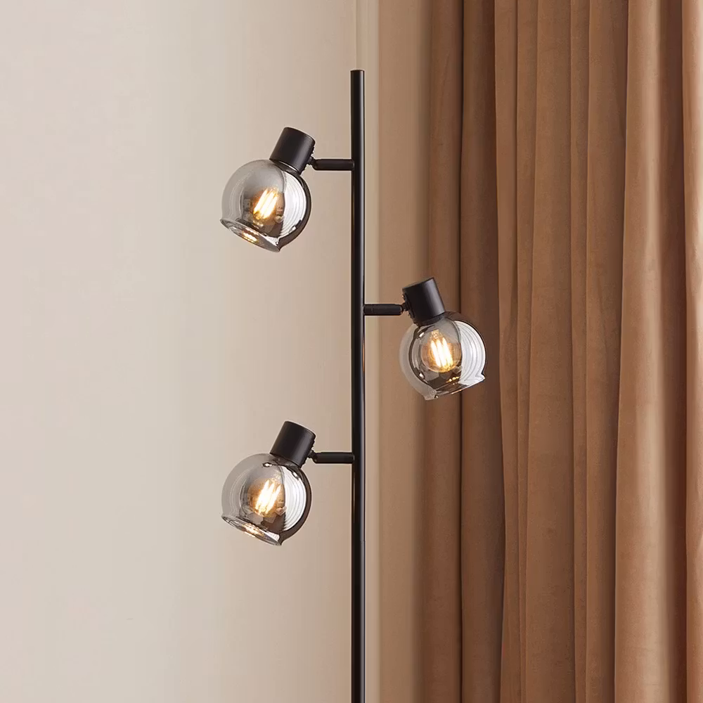 Modern matt svart golvlampa med rökgrått glas – 3-ljus Mesa