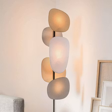 Golvlampa i velour med naturliga linneskärmar i mjuka, ljusa toner