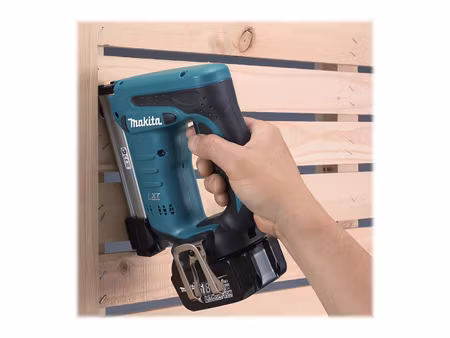 Makita DST221 Häftpistol 18V - Batteri och laddare ingår ej