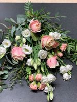 Liggande bukett - Ljusrosa rosor & vita prärieklockor