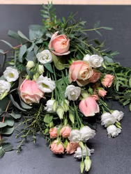Liggande bukett - Ljusrosa rosor & vita prärieklockor