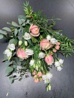 Liggande bukett - Ljusrosa rosor & vita prärieklockor