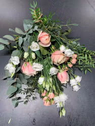 Liggande bukett - Ljusrosa rosor & vita prärieklockor