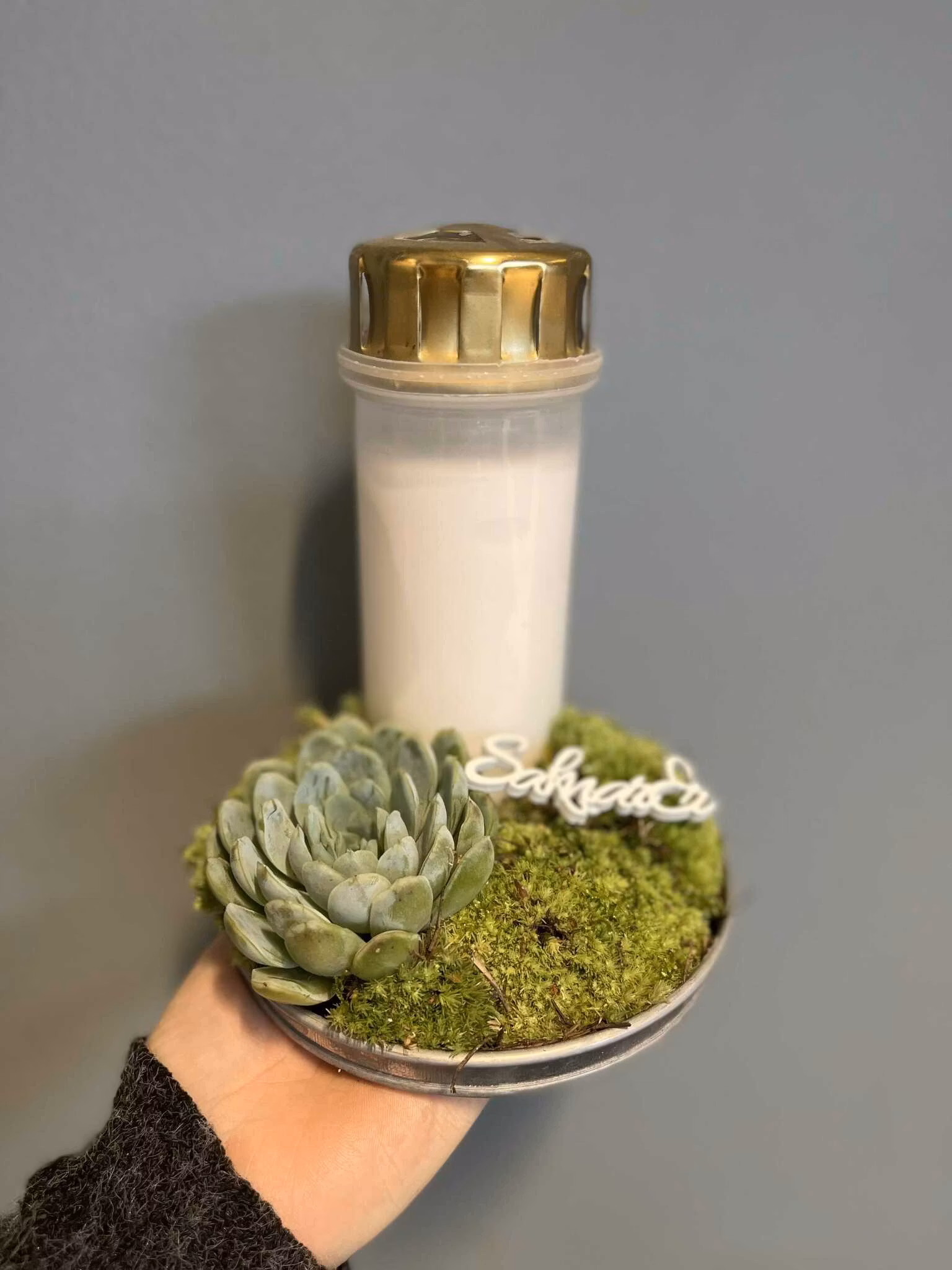 Dekorerat gravljus på fat