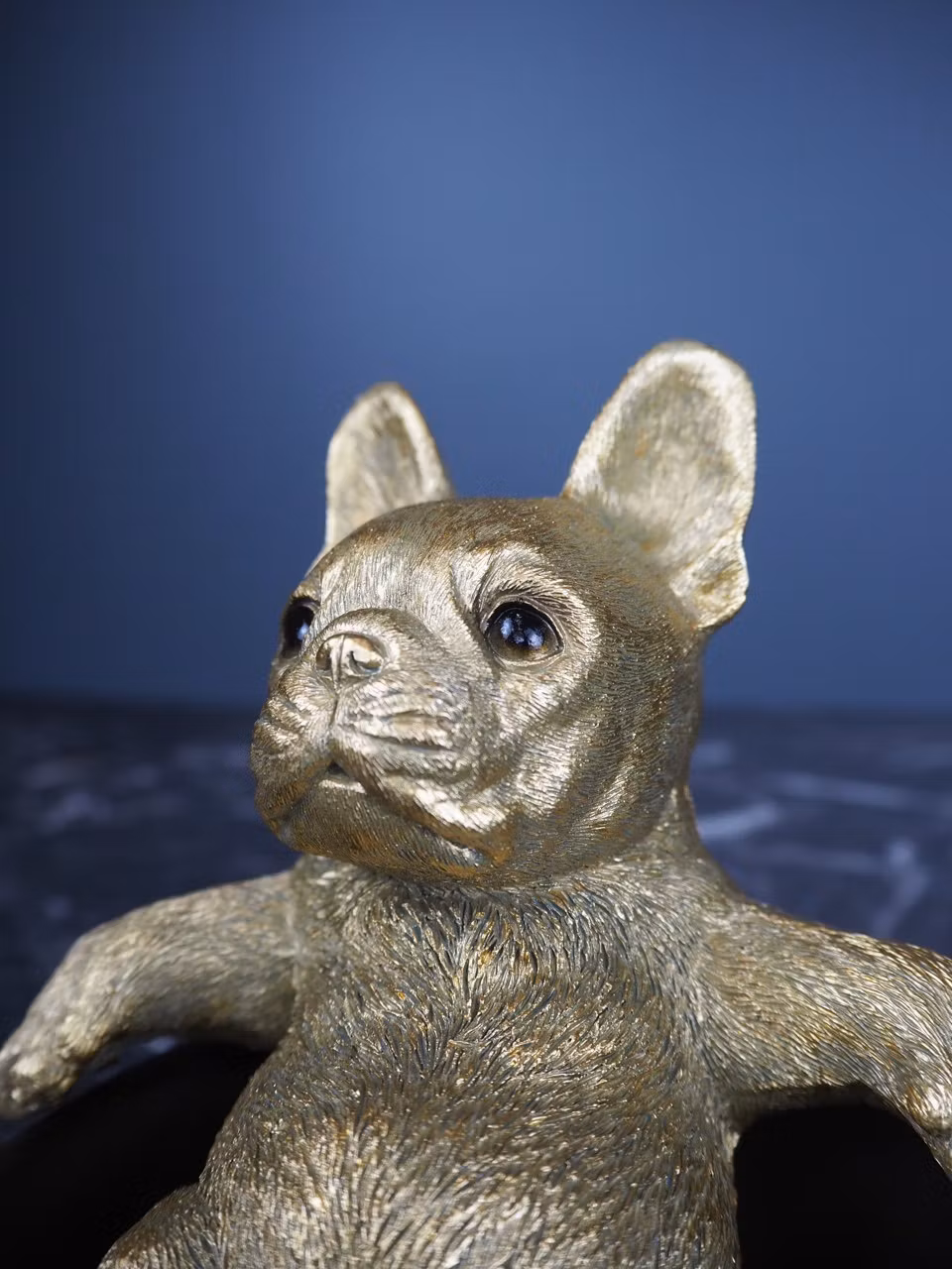 Fralla som slappar i ett fat