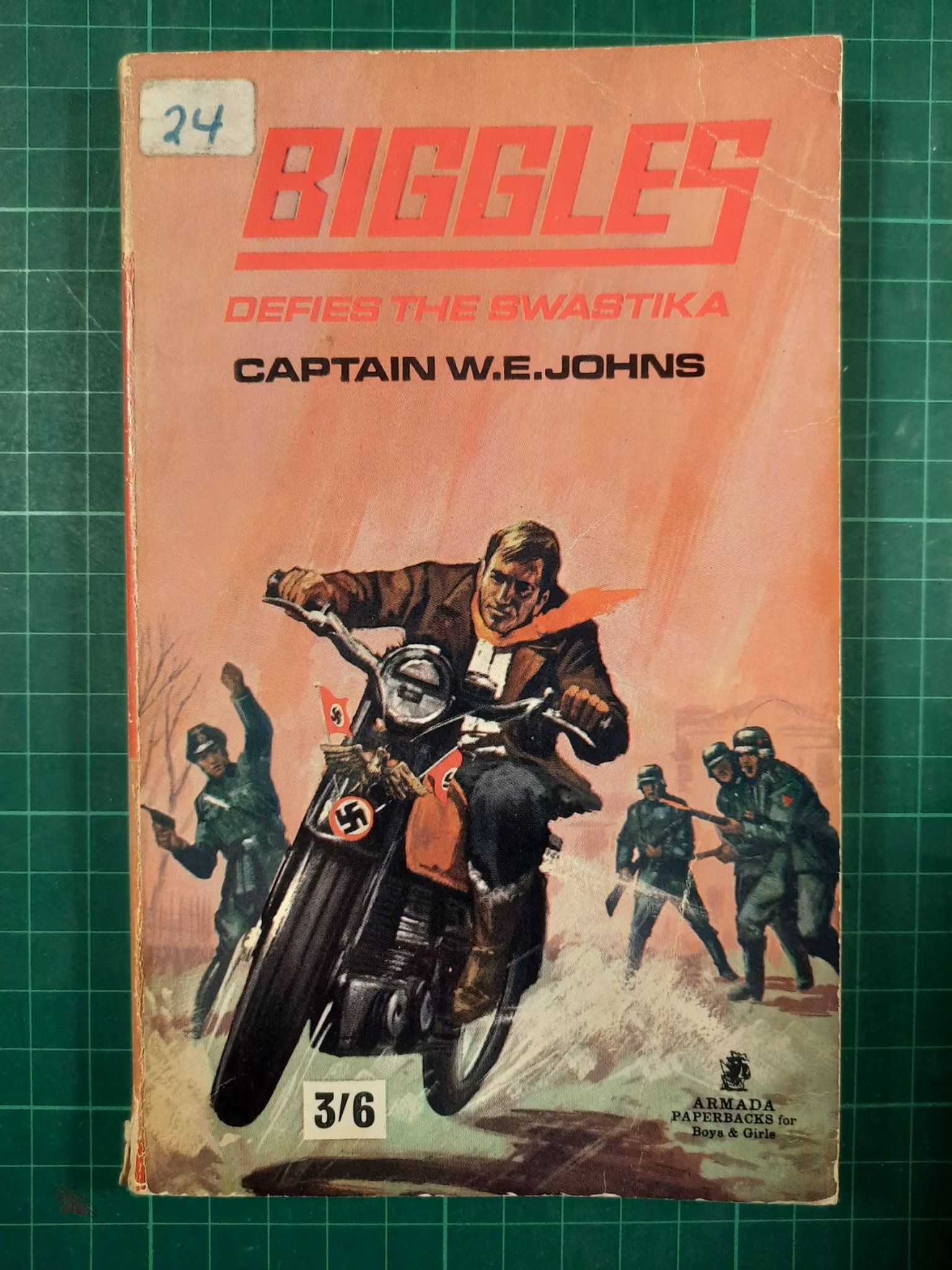 Biggles defies the swastika (Engelsk)