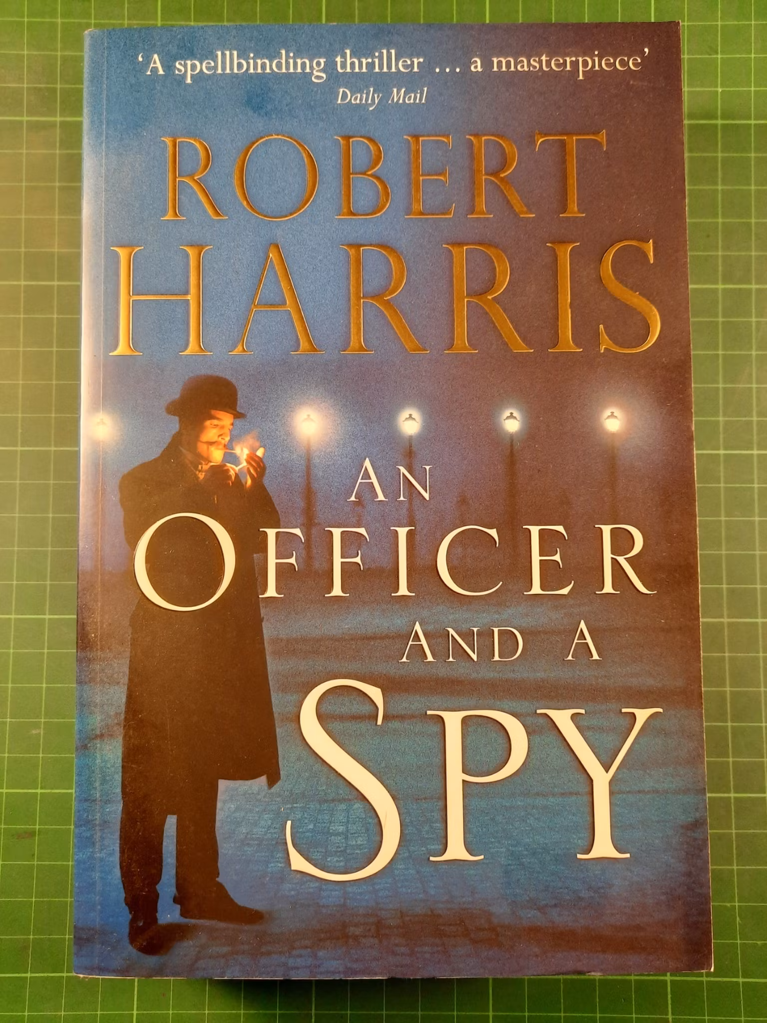 Robert Harris : An officer and a spy