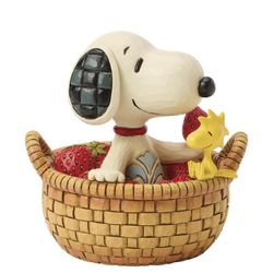 Snoopy in basket of strawberries (Totalpris 498,-)