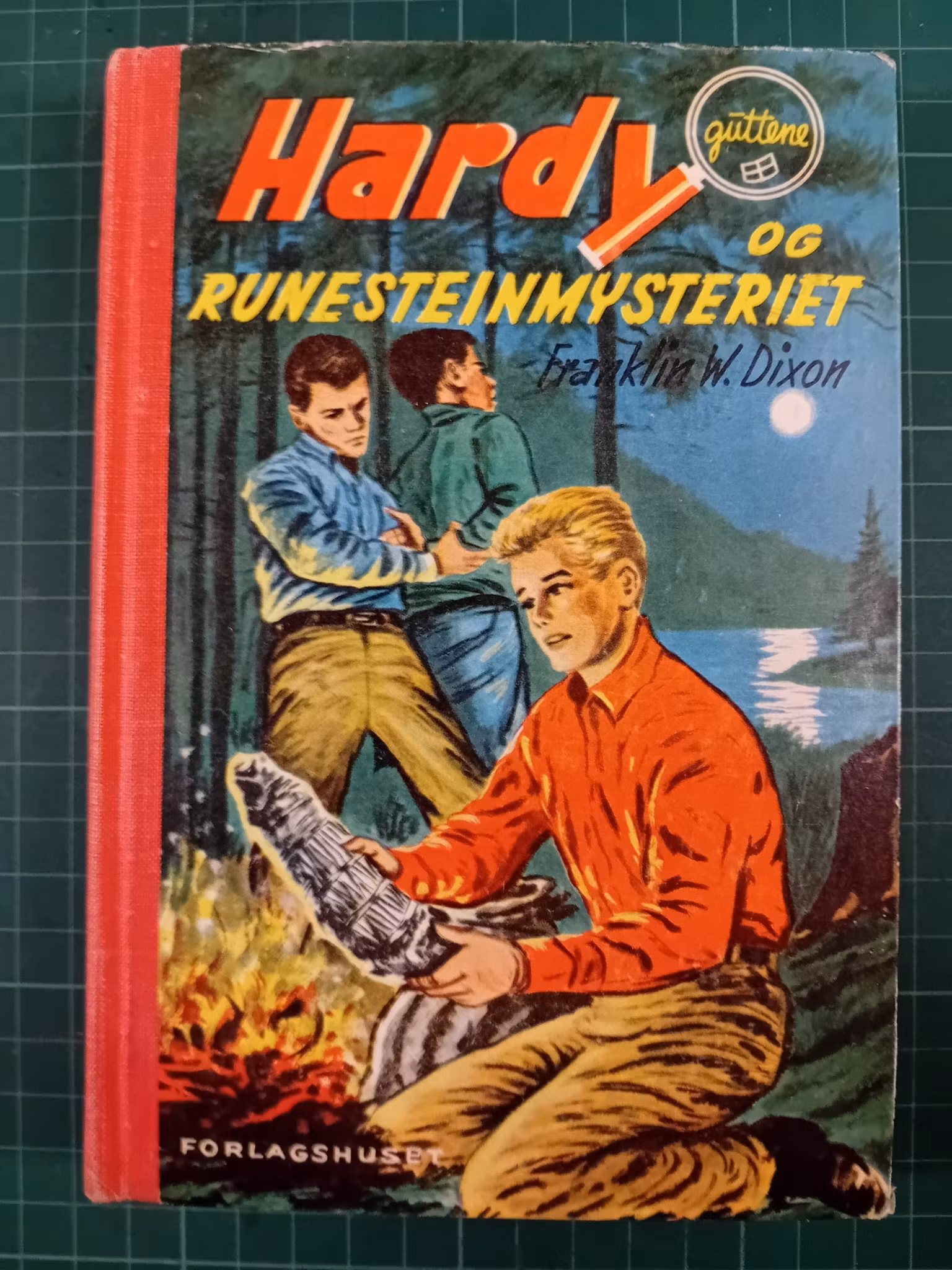 042 Hardy-guttene og runesteinmysteriet